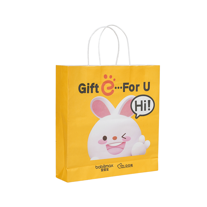 Pacáistiú éadaí mála cairtchláir bán tiubhaithe cothrománach láimhe