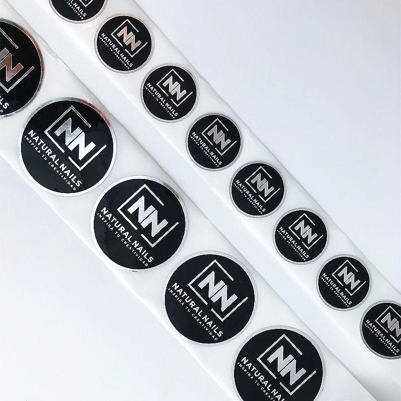 Greamáin ghreamaitheacha le haghaidh pacáistiú cosmaideacha